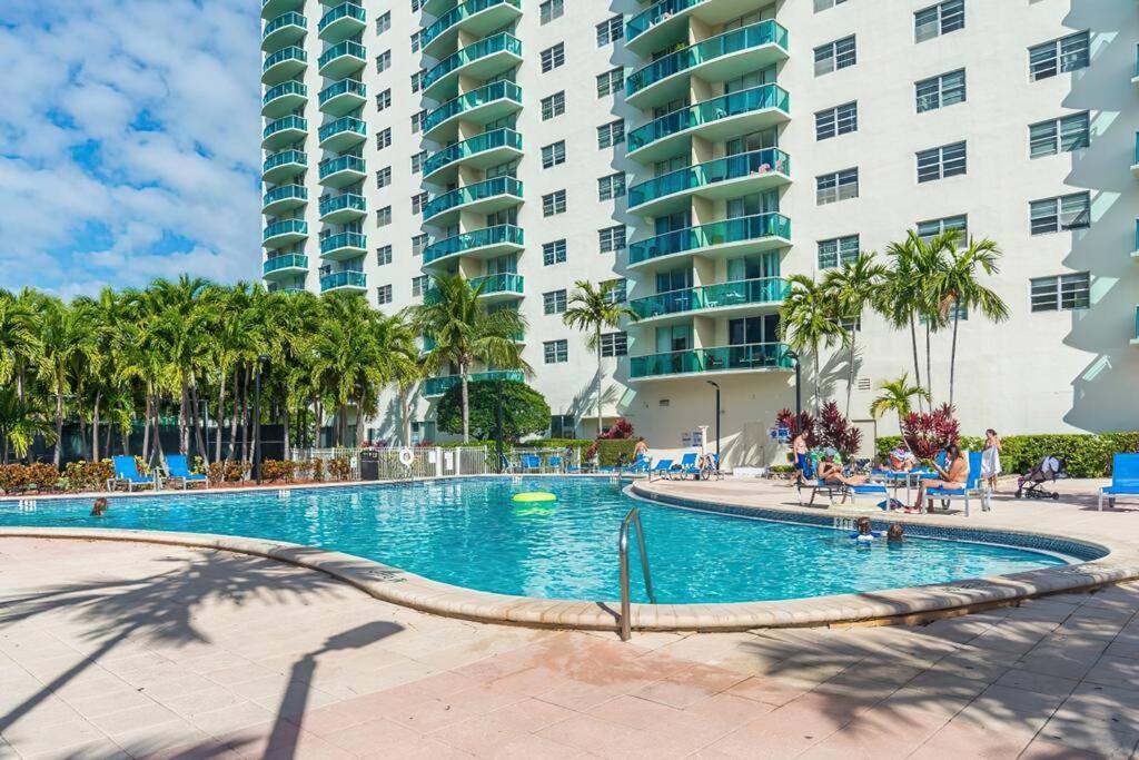 Miami Holiday Apartments Sunny Isles Beach Exterior photo